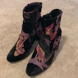 NEW!!  STEVE MADDEN! Velvet Floral Bootie